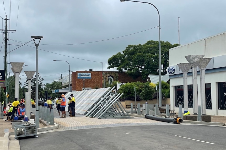 Levee being erected in Maryborough as Mary River rises amid ongoing weather emergency in south-east Queensland