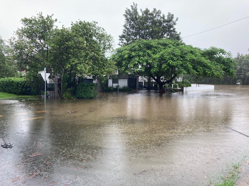 Pratten and Deniven streets in Corinda underwater