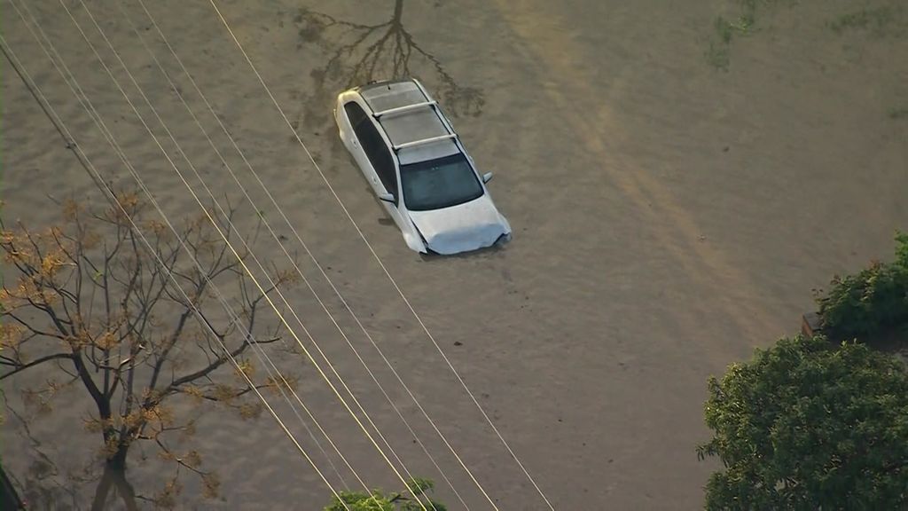 Cars and buildings close to Maribyrnong River inundated by floodwaters ...