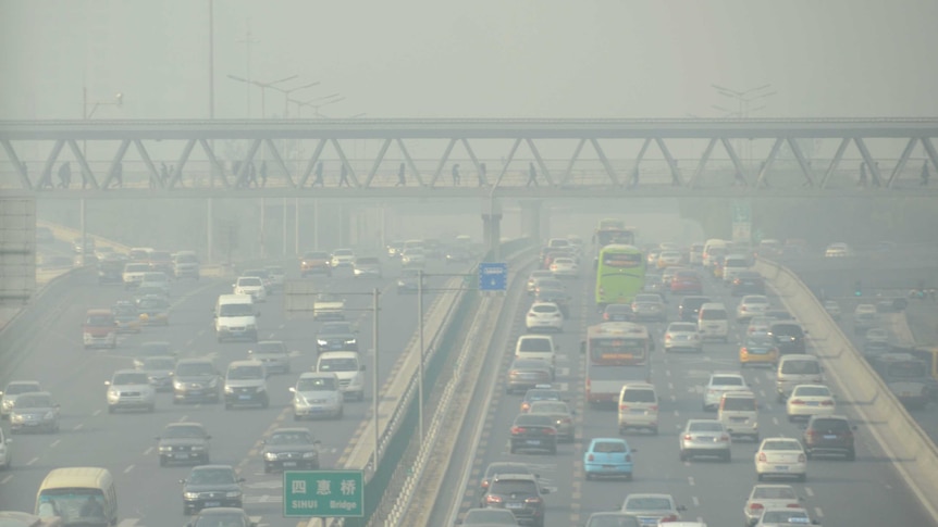 Beijing traffic in heavy smog