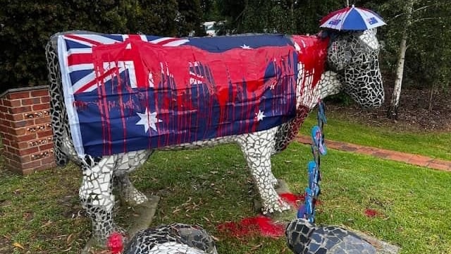 Farbangriff auf Kuhstatue, die zum Australia Day geschmückt wurde, enttäuschend für die Mount Compass-Gemeinde