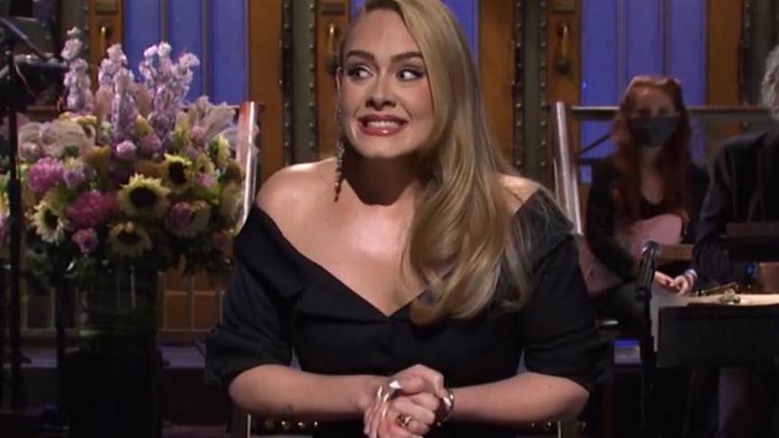 Adele showed off her slimmed-down figure on US comedy show Saturday Night Live.