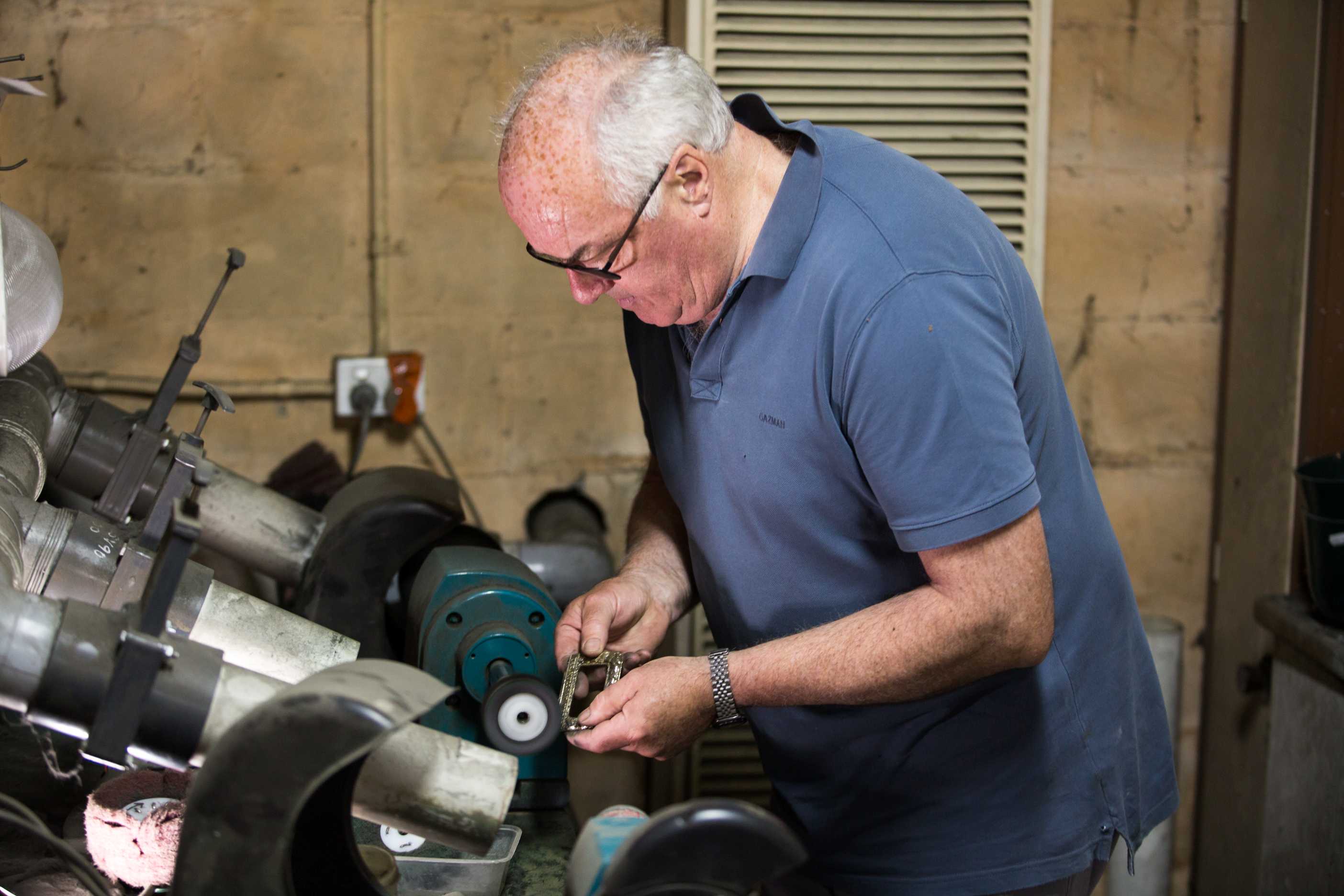 O criador de troféus Dan Flynn trabalha