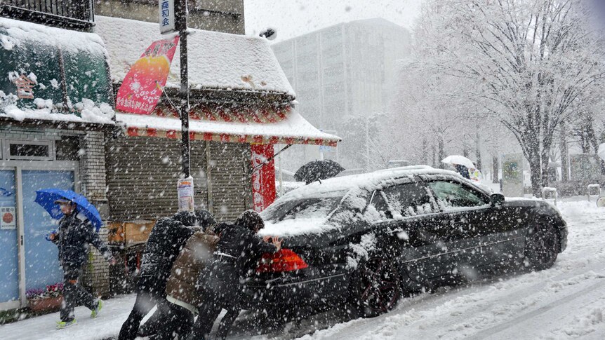 Snow causes traffic chaos in Tokyo