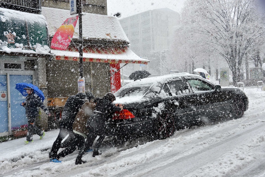 Snow causes traffic chaos in Tokyo