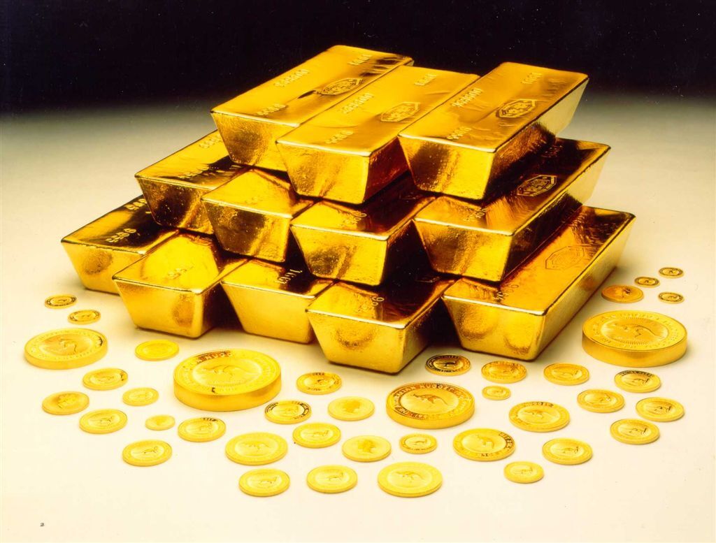 一堆金条和金币。 