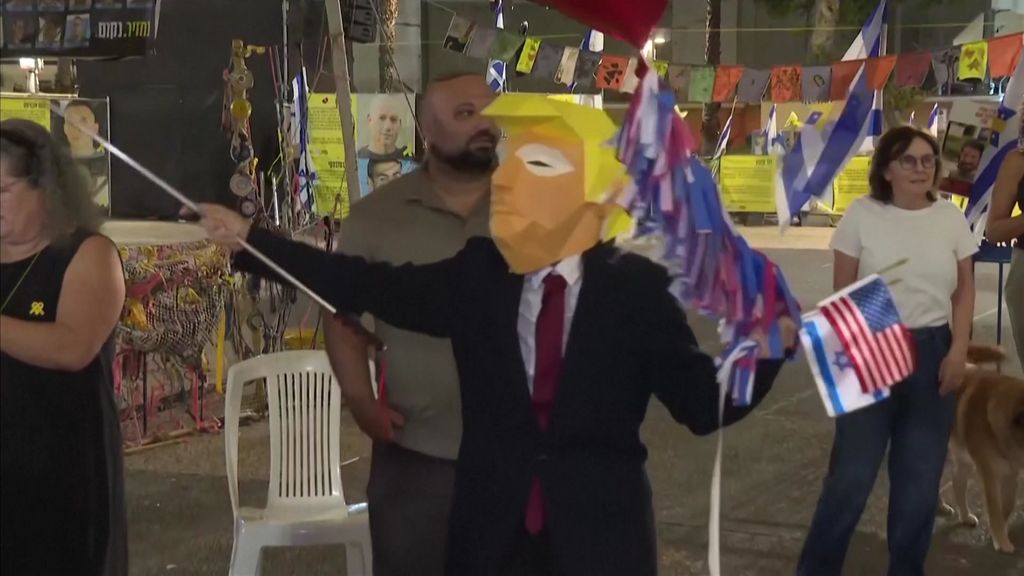 Israelis celebrate deal announcement with US flags and Trump costume ...
