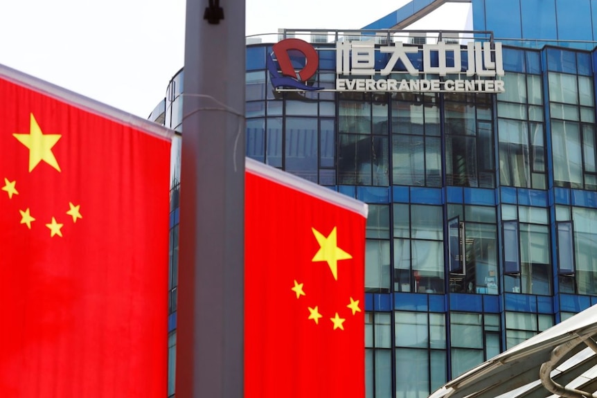 Banderas chinas cerca del logo Evergrande Center en Shanghai, China, el 24 de septiembre de 2021.