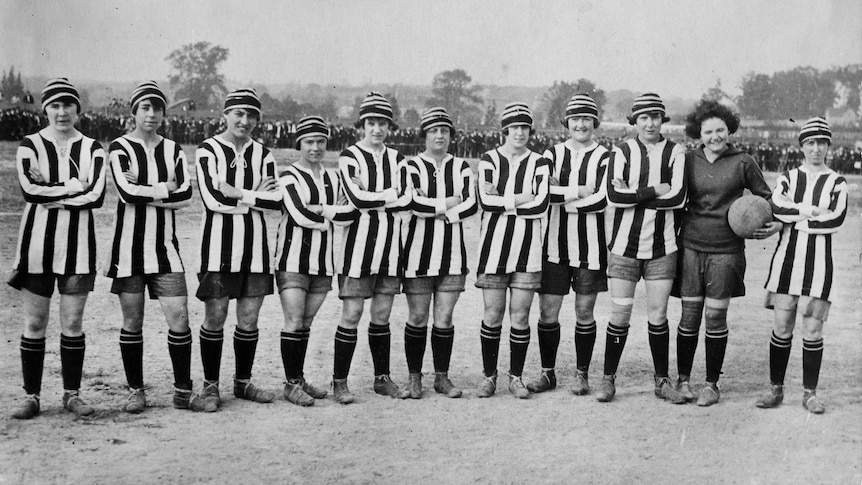 A women's soccer team wearing black and white stripes from the 1920s