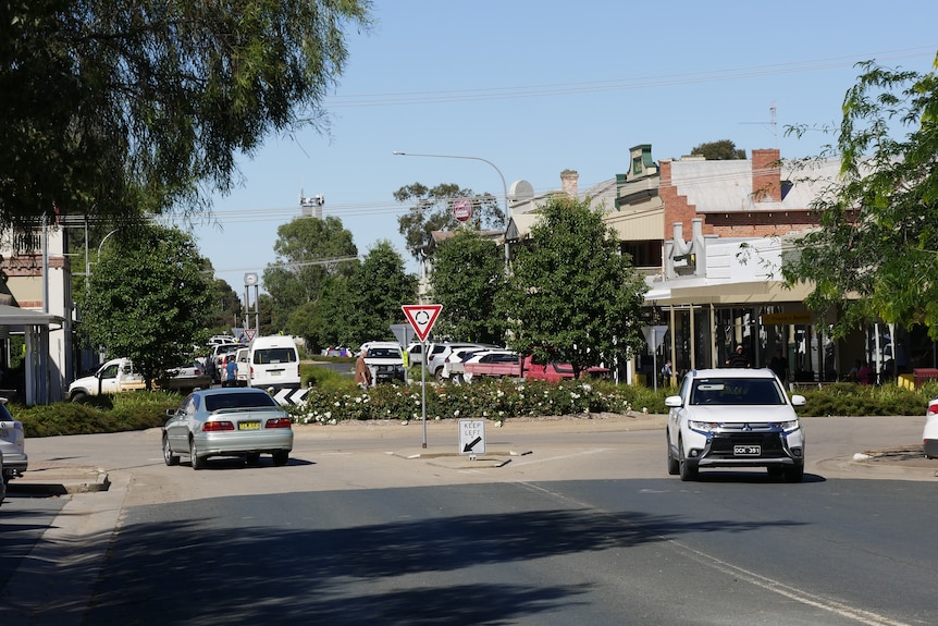 A photo of the main street of Deniliquin