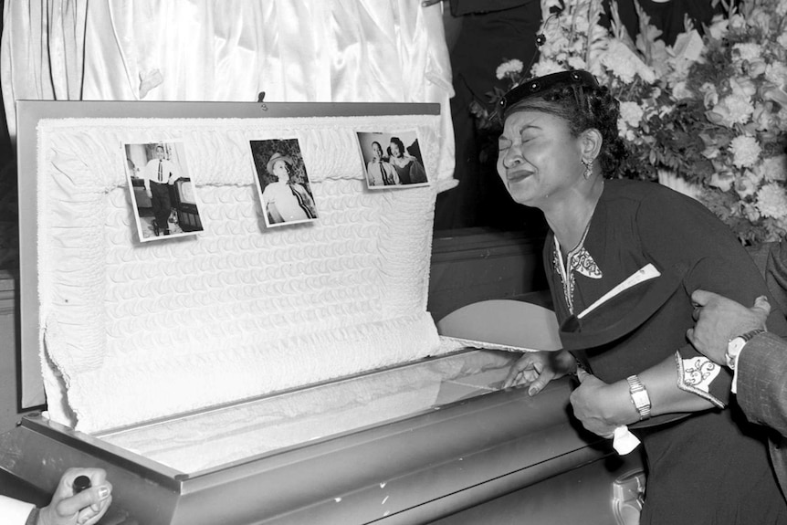 Mamie Till Mobley, la mère d'Emmett Till, pleure sur le cercueil ouvert de son fils.