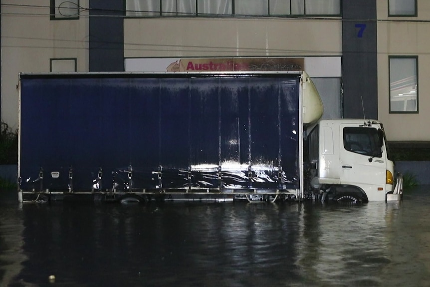 Un camion garé dans l'eau