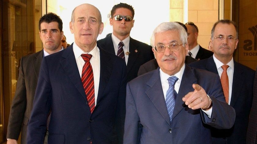 Palestinian President Mahmud Abbas (R) and Israeli Prime Minister Ehud Olmert (L) met before stepping on the plane to the US. (File photo)