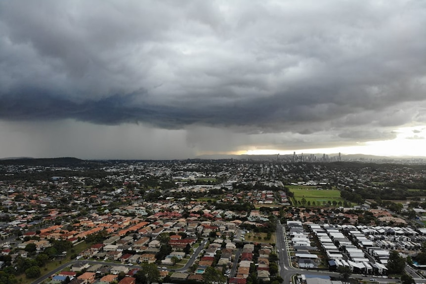Thunderstorm with heavy rain sweeps across Brisbane CBD and suburbs.