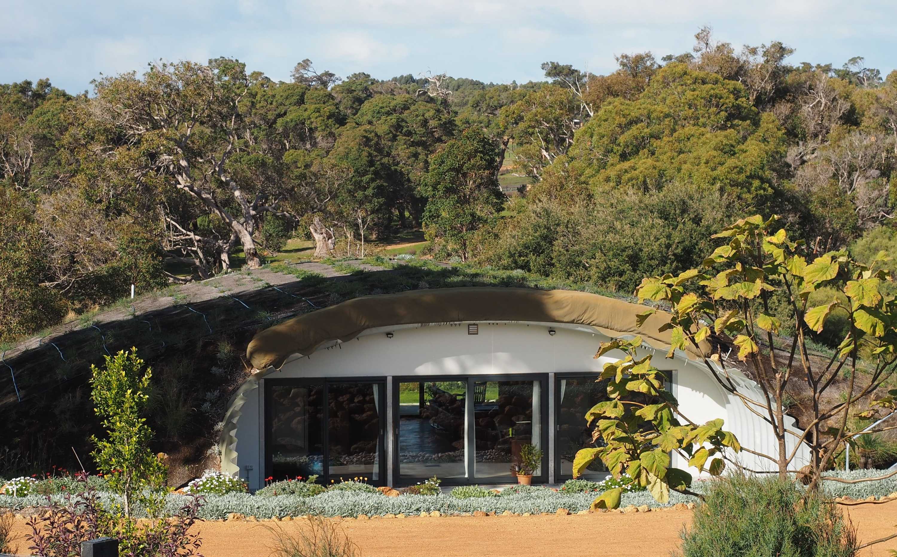 Дом в холме underhill архитектора артура квормби. Усадьба вписанная в ландшафт новая зеландия. Подземные дома заглубленные жилища. Sheltered home. Современная землянка.