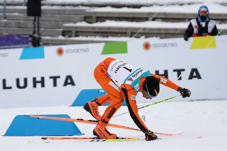 Venezuelan Adrian Solano falls in 10km cross-country classification race at Nordic World Ski titles.