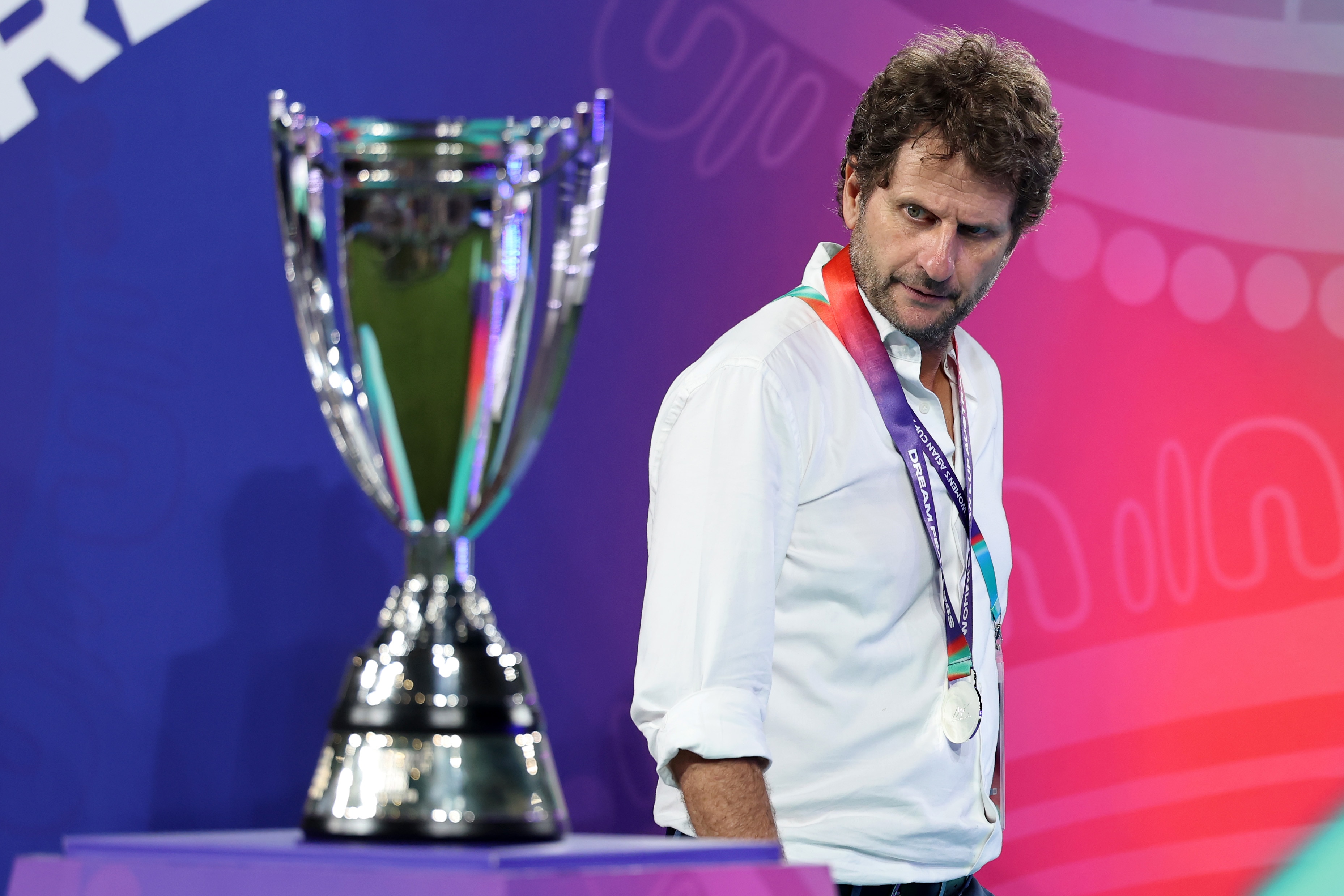 O técnico do Matildas, Joe Montemurro, olha para o troféu da Copa da Ásia enquanto passa