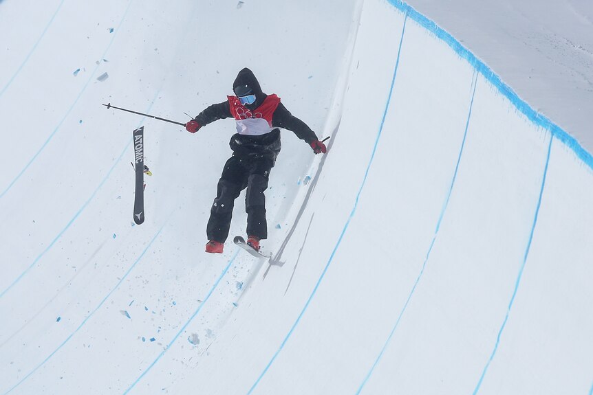 Un skieur britannique s'écrase lors d'une épreuve de demi-lune aux Jeux olympiques d'hiver de Pékin.