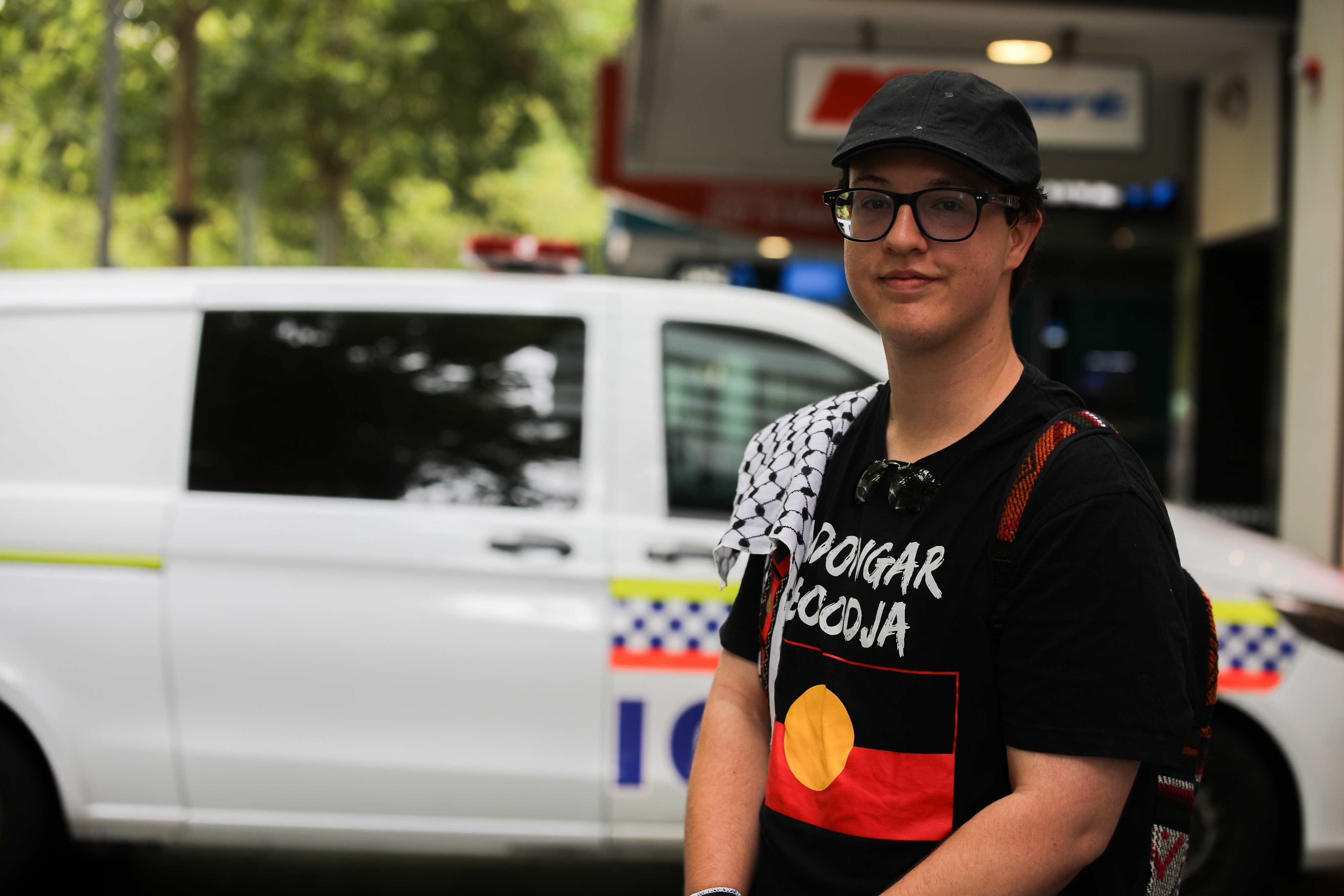 Un hombre viste una camiseta con la bandera indígena