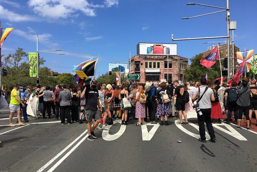 Les gens se sont rassemblés pour regarder la marche le long d'Oxford Street à Sydney.