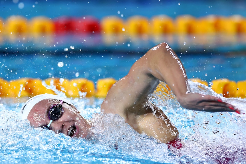 Ariarne Titmus breathes as she swims
