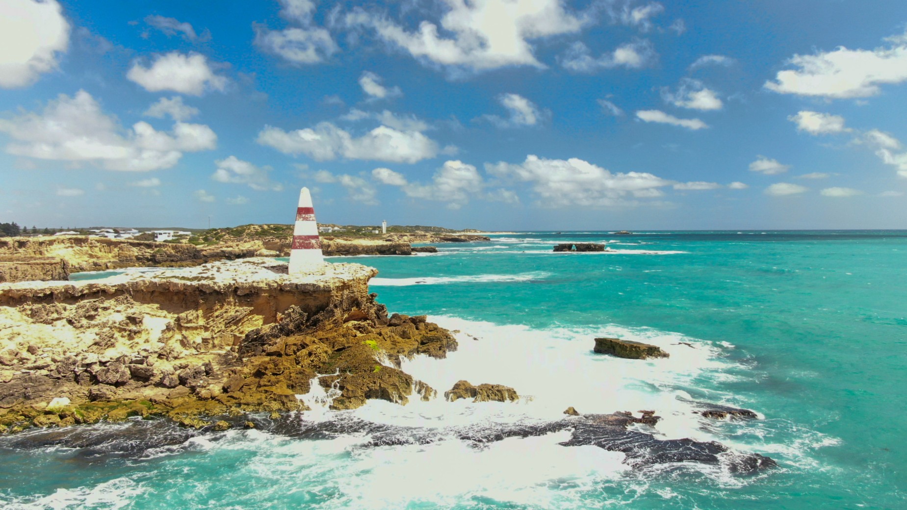 El Obelisco de Robe en tierra rocosa con el mar a la derecha.