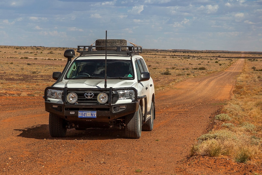 La voiture roule dans l'outback