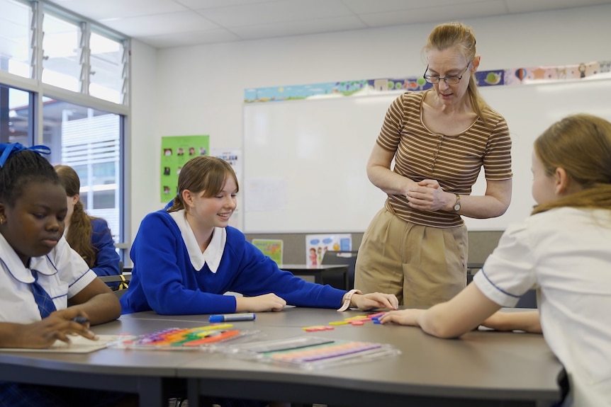 An image of Deana Dodds with students learning math