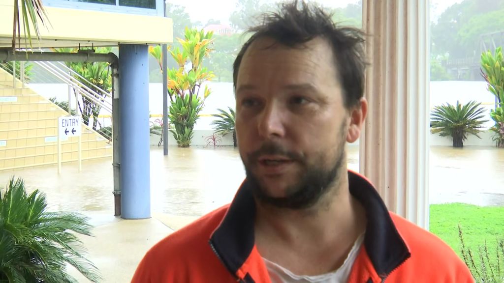 Kempsey residents brace for flood to breach levy - ABC News