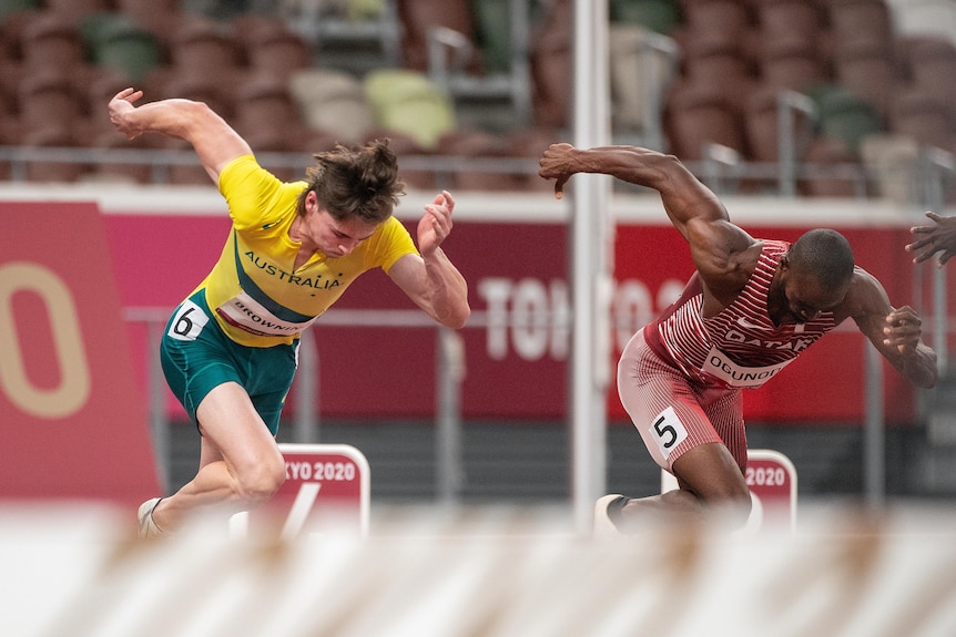   Deux hommes sprintent hors des blocs au départ des demi-finales du 100 m aux Jeux olympiques de Tokyo. 