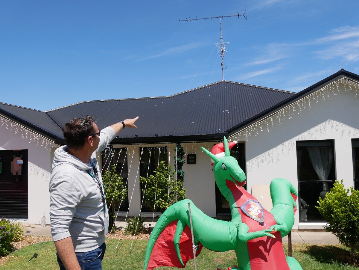 Man Rushed To Hospital After Tumbling From Roof In Mount Gambier Christmas Light Mishap Abc News