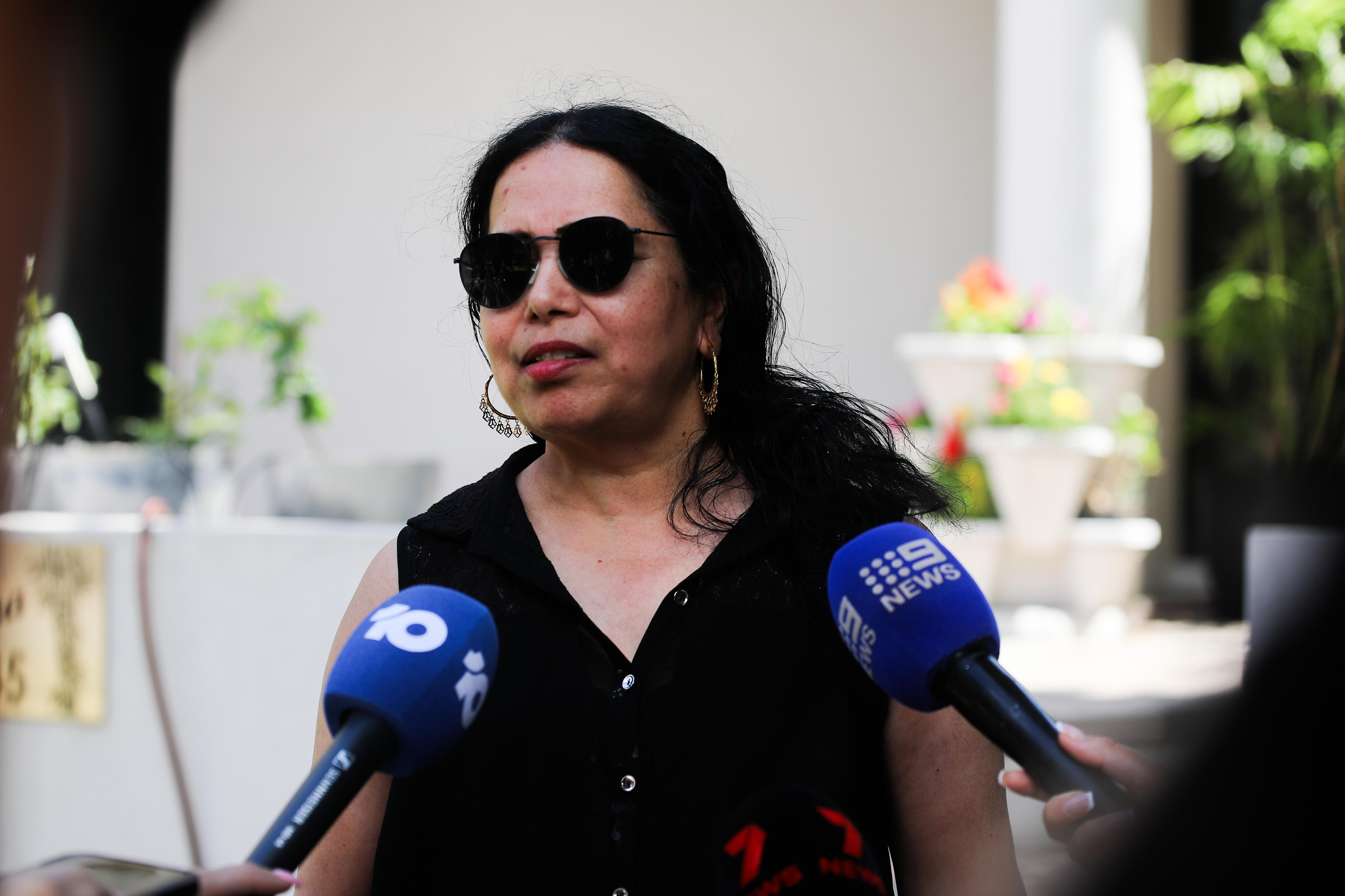 Sandhya Sringar habla frente a los micrófonos de los medios