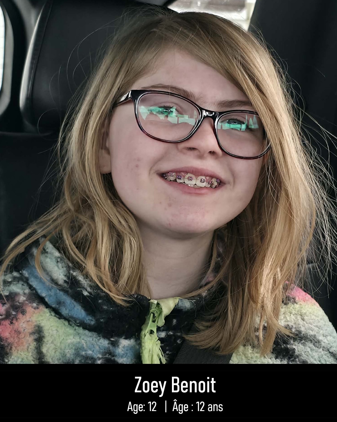 Una joven adolescente con pelo largo y rubio, gafas y frenillos sonríe. 