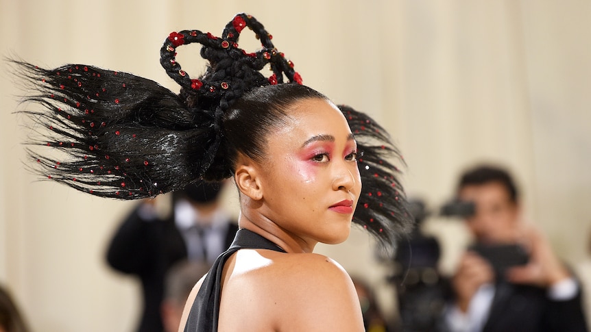Naomi Osaka wears red crystals in her hair.
