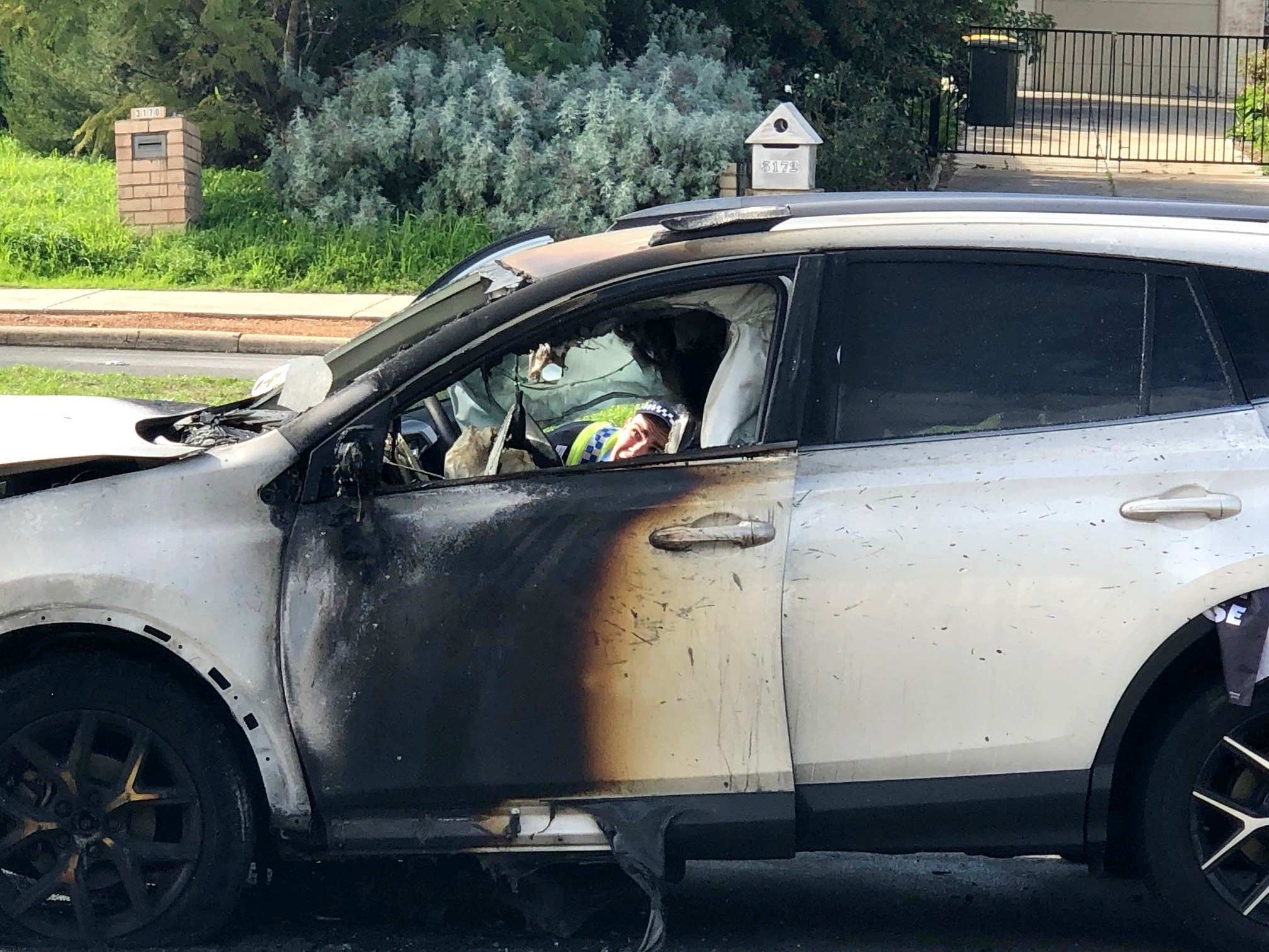 Man pulls driver from wreckage of car before it bursts into flames in(02)