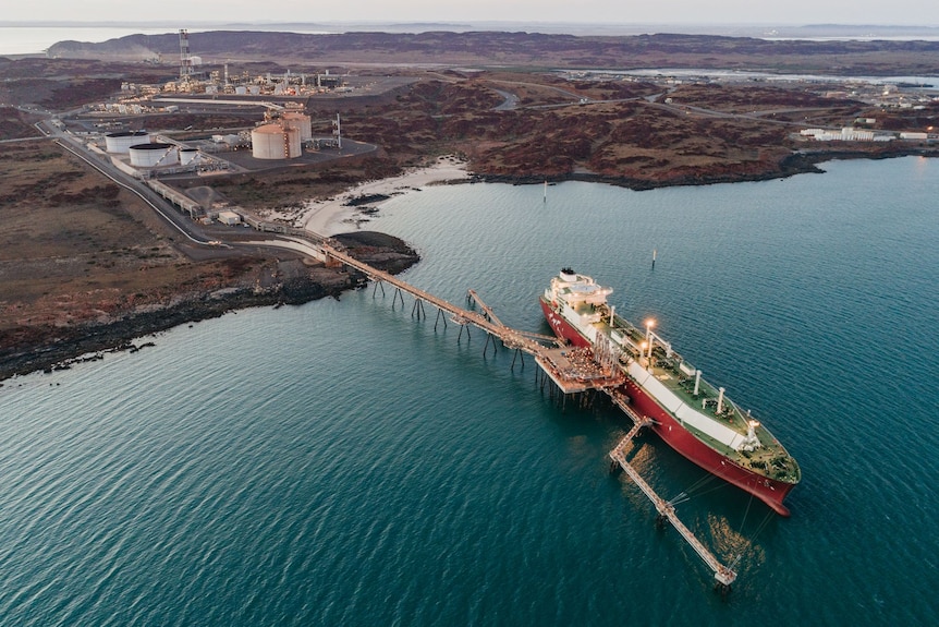 Imagen aérea de la carga de un gran buque de carga de GNL en el embarcadero del paisaje rojo de Pilbara