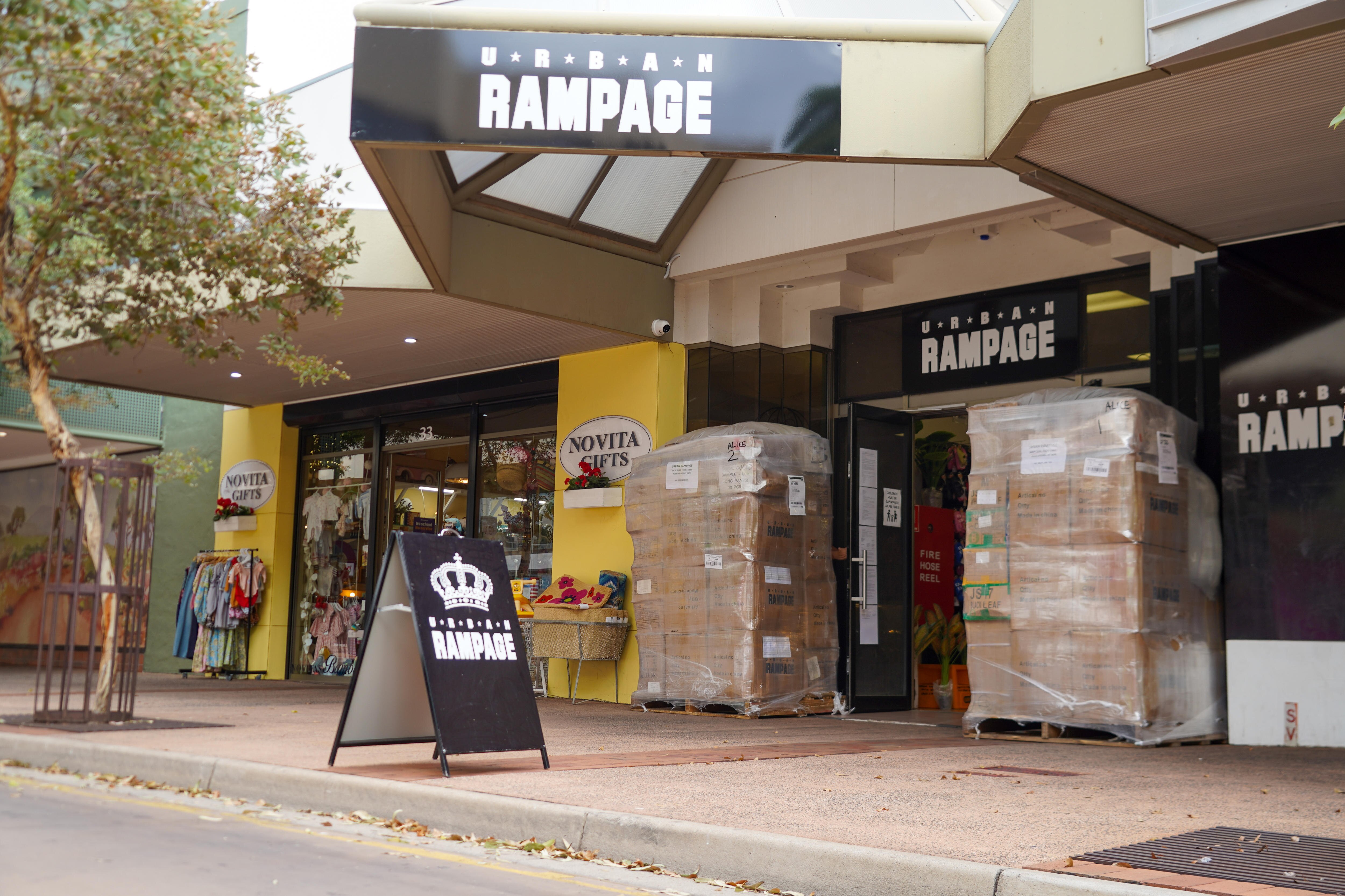 Uma loja de varejo com paletes na frente.
