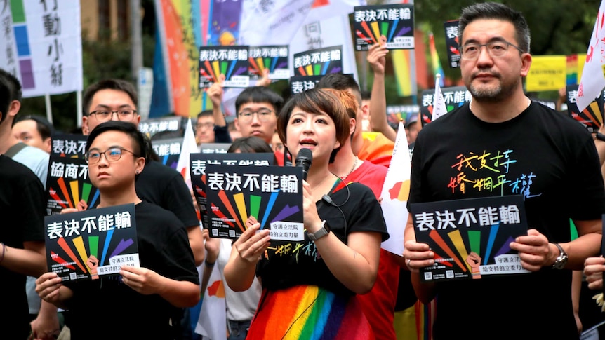 婚姻平权大平台总召吕欣杰表示，期望今天所有的朋友一起站出来，让台湾可以在国际反恐同、恐跨、恐双日这一天顺利完成同婚立法。