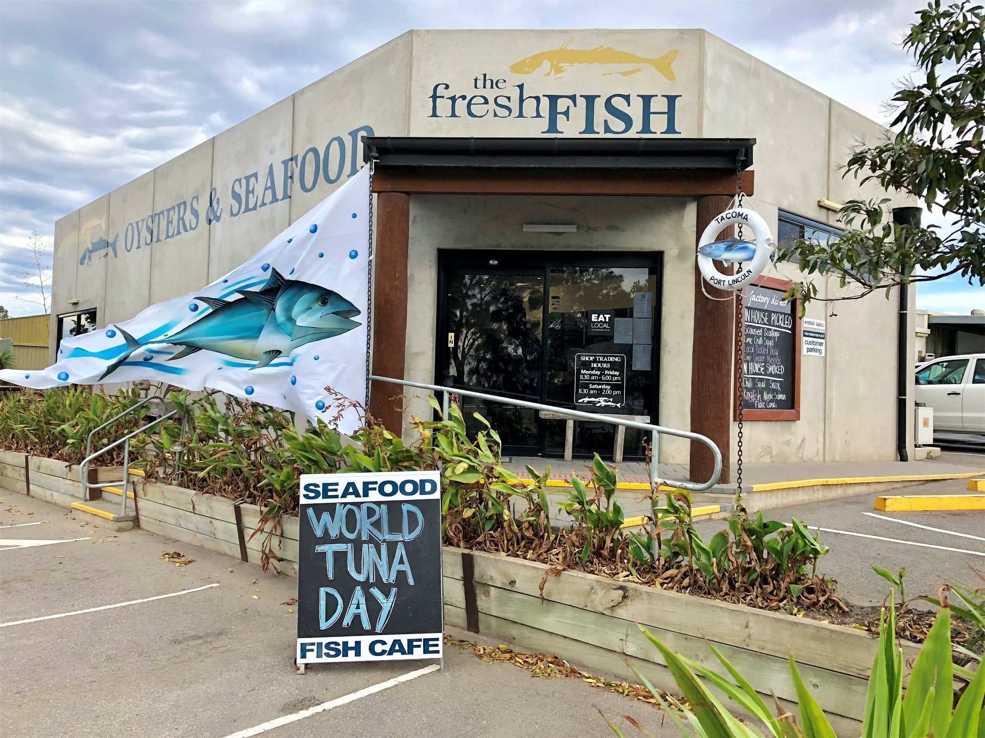 golf A shop selling seafood exterior