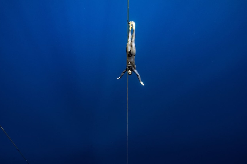 Homme plongeant dans l'océan