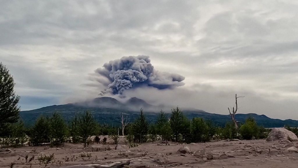 Volcano erupts after earthquake strikes off Russia's east coast - ABC News