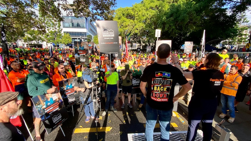 Des milliers de manifestants écologistes et syndicaux se rassemblent à Brisbane alors que le parti travailliste tient sa première conférence nationale depuis Julia Gillard