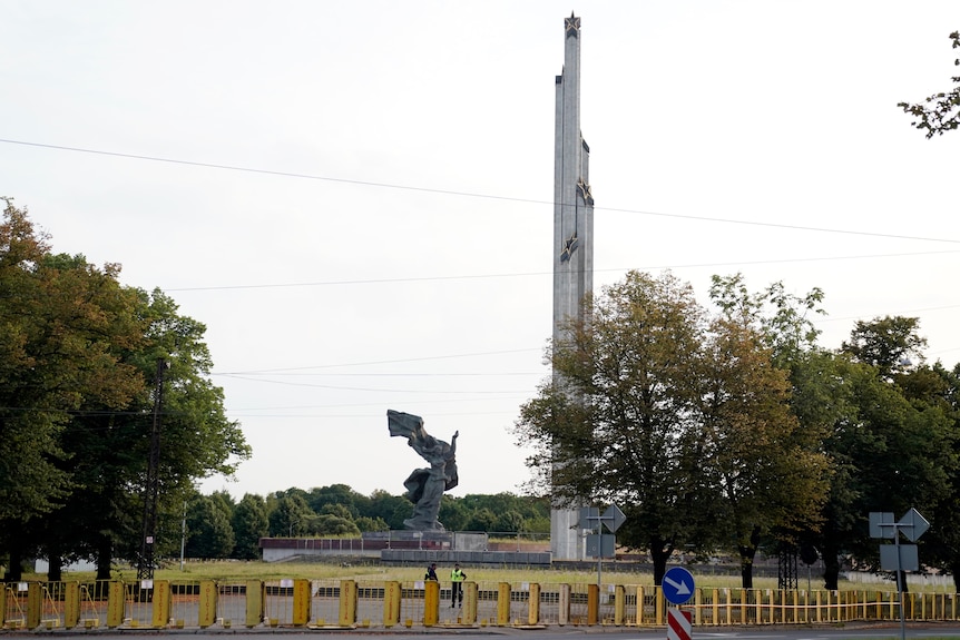 The monument while it was still standing.