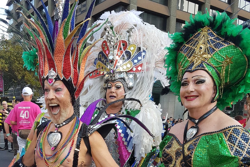 五彩缤纷的不同人物角色融入了悉尼同性恋狂欢节的欢庆气氛之中。