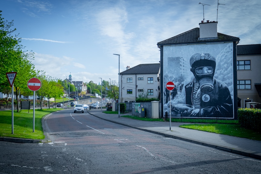 A mural beside a suburban street.