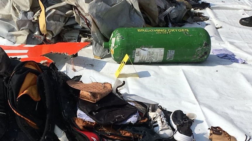 sepatu yang ditemukan dari lokasi jatuhnya pesawat Lion Air JT 610