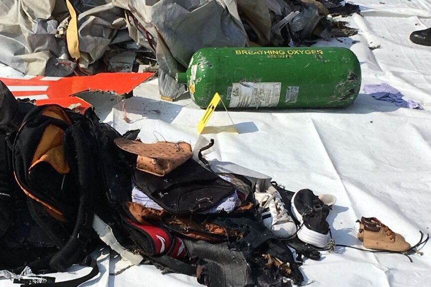 Sepatu anak termasuk dalam barang yang ditemukan di sela puing pesawat.