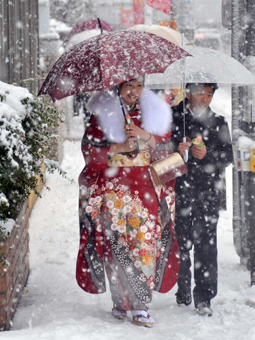 First snows of winter cause chaos in Tokyo ABC News