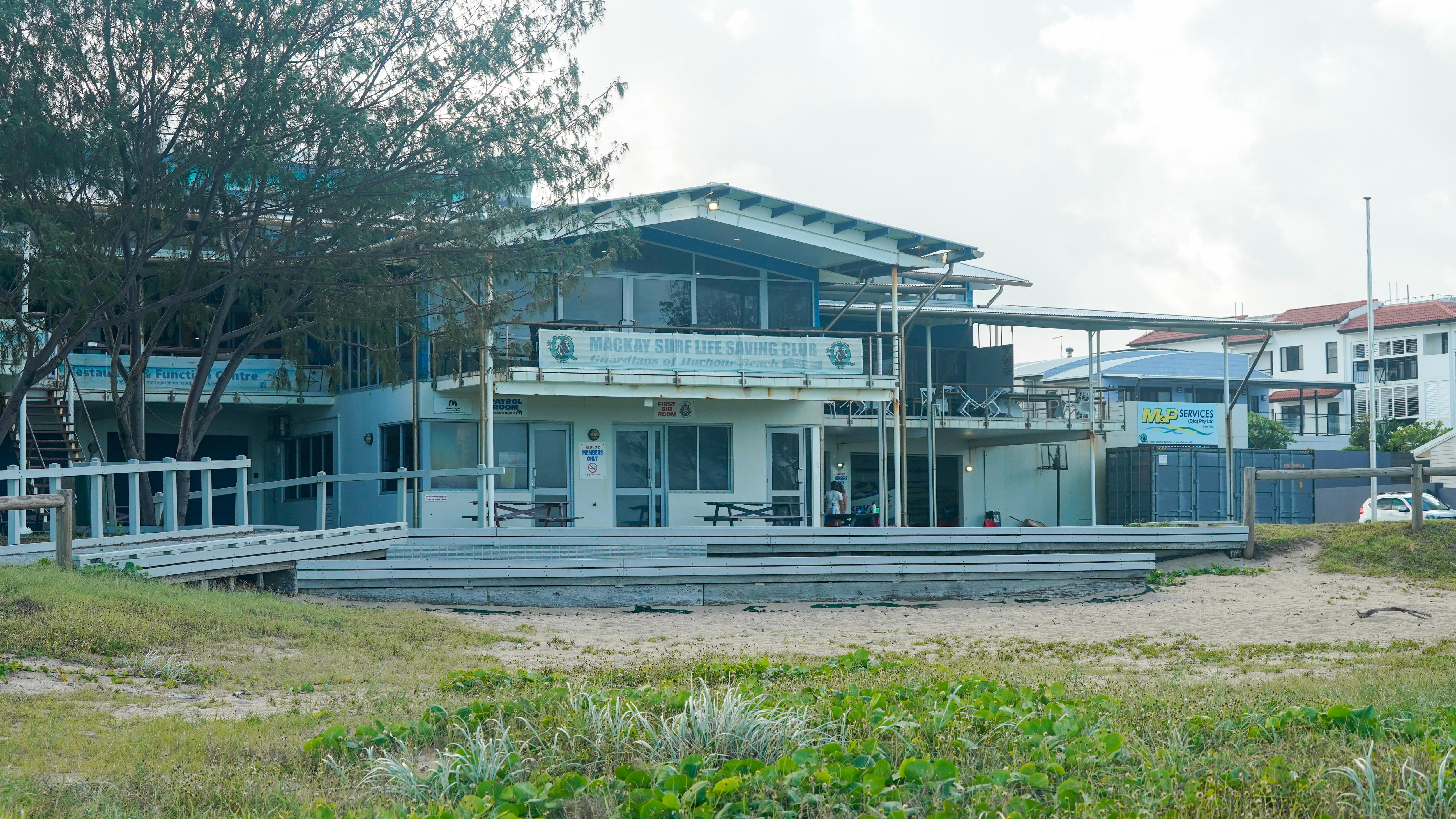 Un edificio de casa club en la playa.