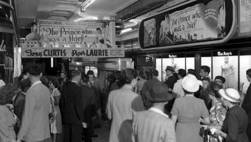 Crowd outside the Piccadilly Theatre at the entrance in Piccadilly Arcade, 1951